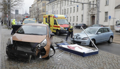 Zwei Verletzte bei Unfall auf Carolastraße - 
