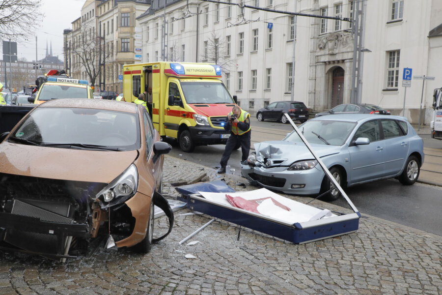 Zwei Verletzte bei Unfall auf Carolastraße - 