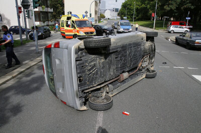 Bei einem schweren Unfall auf der Zschopauer Straße in Chemnitz sind am Montag zwei Personen zum Teil schwer verletzt worden. 
