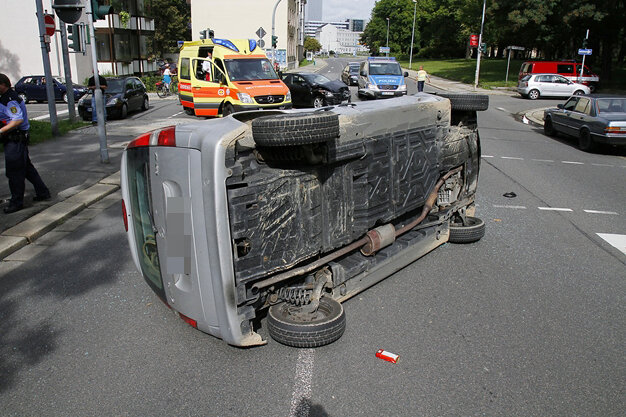 Bei einem schweren Unfall auf der Zschopauer Straße in Chemnitz sind am Montag zwei Personen zum Teil schwer verletzt worden. 
