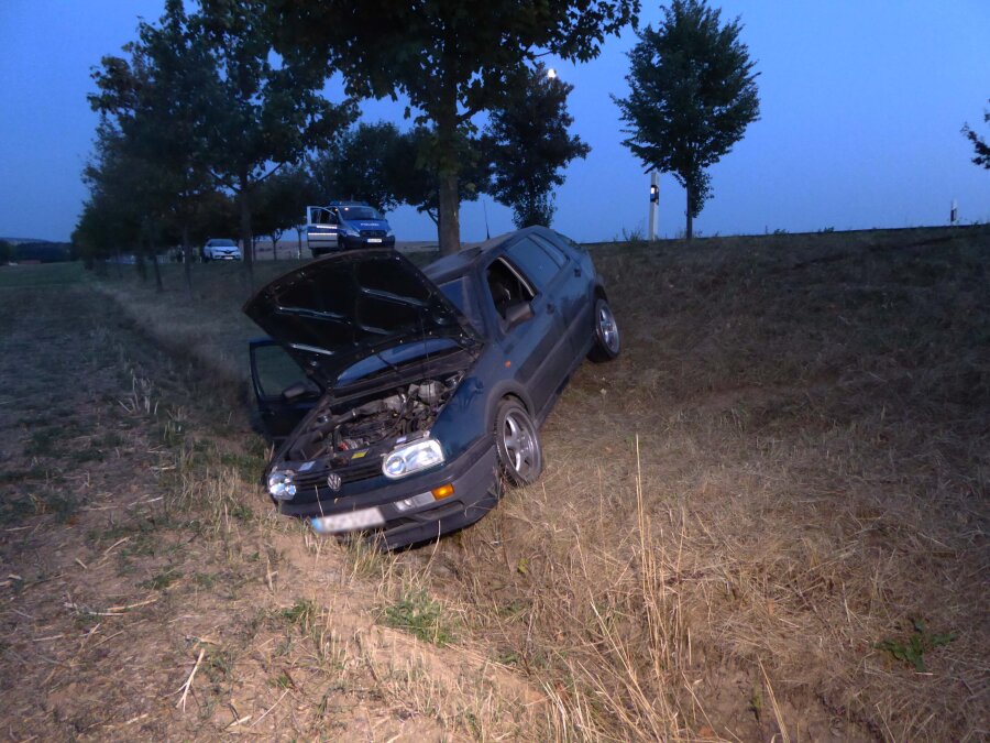 Zwei Verletzte bei Unfall auf gesperrter B175 - Ein VW geriet auf gerader Strecke ins Schleudern, kam von der Fahrbahn ab und prallte mit dem Heck gegen einen Baum.