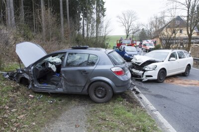 Zwei Verletzte bei Unfall auf S222 - Der Skoda- und der Opelfahrer sind bei dem Unfall verletzt worden.