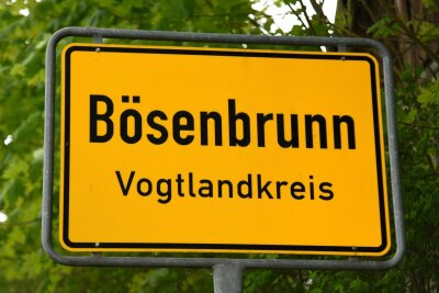 Zwei Verletzte bei Unfall auf Staatsstraße im Vogtland - Zu einem Frontalzusammenstoß ist es am Freitag auf der Drödaer Straße in Bösenbrunn gekommen.