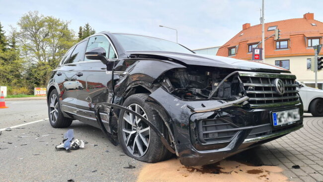 Nach dem Unfall mussten sowohl der VW Touareg (auf dem Foto zu sehen), als auch der BMW abgeschleppt werden.