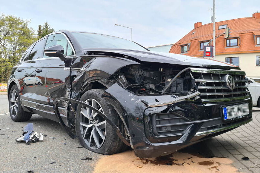 Zwei Verletzte bei Unfall in Zwickau - Nach dem Unfall mussten sowohl der VW Touareg (auf dem Foto zu sehen), als auch der BMW abgeschleppt werden.
