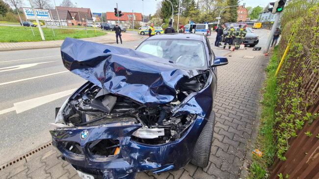 Der BMW der 82-Jährigen kam nach dem Zusammenstoß erst an einem angrenzenden Fußweg zum stehen.