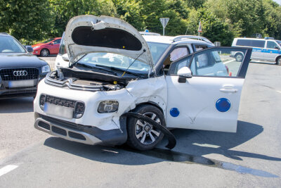 Zwei Verletzte bei Verkehrsunfall in Zwönitz - Die Citröenfahrerin missachtete die Vorfahrt und stieß daraufhin mit einer Ford zusammen. 