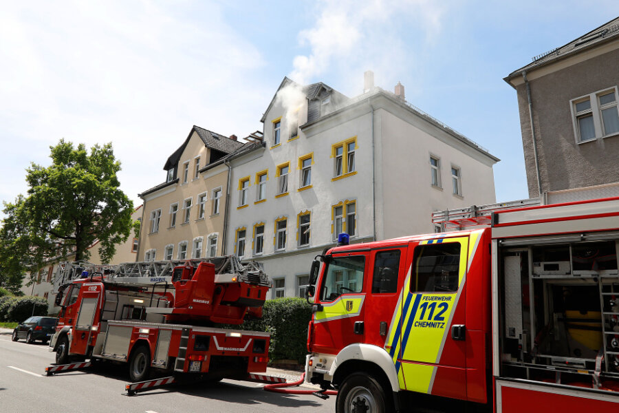 Zwei Verletzte bei Wohnungsbrand in Chemnitz - Feuerwehreinsatz am Montag im Chemnitzer Stadtteil Kappel