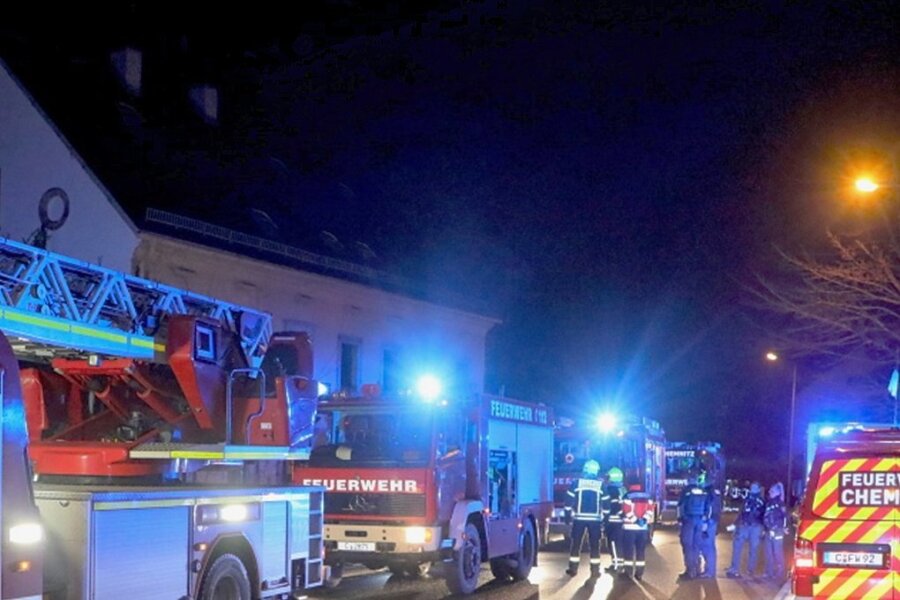 Zwei Verletzte bei Wohnungsbrand in Chemnitz - Die Feuerwehr war an der Bornaer Straße im Einsatz. 