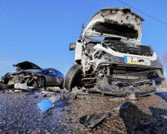 Zwei Verletzte bei Zusammenstoß - Hyundai (li.) und Transporter waren nicht mehr fahrbereit.