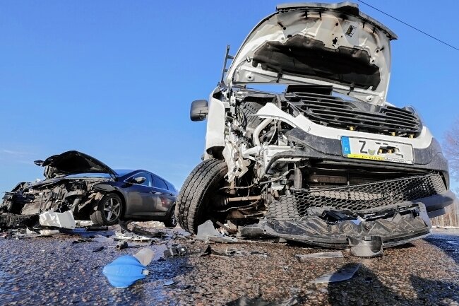 Zwei Verletzte bei Zusammenstoß - Hyundai (li.) und Transporter waren nicht mehr fahrbereit.