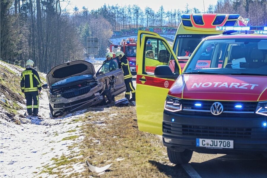 Zwei Verletzte: Erneut schwerer Unfall auf Auer Autobahnzubringer - Nach der Karambolage auf dem Autobahnzubringer Aue sind Rettungsdienst, Polizei und Feuerwehr zum Einsatz gekommen. 