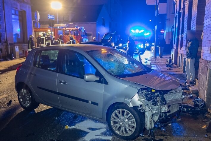 Zwei Verletzte in Falkenstein - Eines der in den Unfall verwickelten Autos