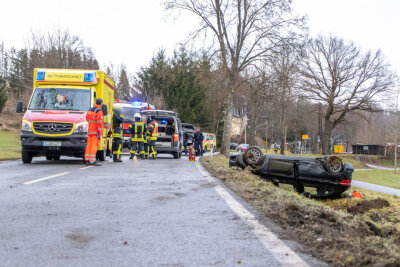 Zwei Verletzte in Meinersdorf: BMW prallt gegen Baum und überschlägt sich - 