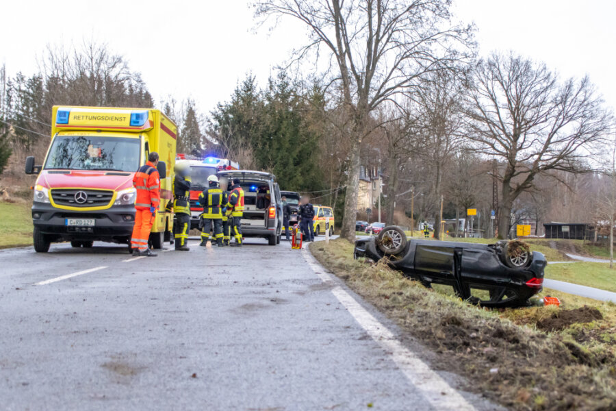 Zwei Verletzte in Meinersdorf: BMW prallt gegen Baum und überschlägt sich - 