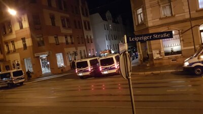 Zwei Verletzte nach Auseinandersetzung im Umfeld eines rechten Konzerts - In einem kneipenähnlichen Privatraum (rechts im Bild) an der Leipziger Straße kamen am Freitagabend laut Polizei etwa 50 bis 75 Personen zu einem Konzert. 