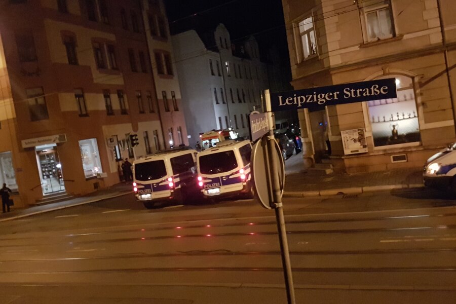 Zwei Verletzte nach Auseinandersetzung im Umfeld eines rechten Konzerts - In einem kneipenähnlichen Privatraum (rechts im Bild) an der Leipziger Straße kamen am Freitagabend laut Polizei etwa 50 bis 75 Personen zu einem Konzert. 