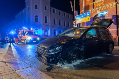 Zwei Verletzte nach heftigem Kreuzungscrash in Falkenstein - 