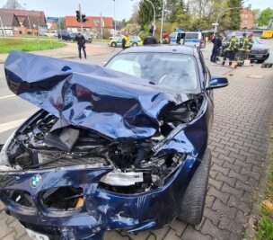 Zwei Verletzte nach Kreuzungsunfall - Hoher Sachschaden entstand am Mittwoch bei einem Unfall in Zwickau. 