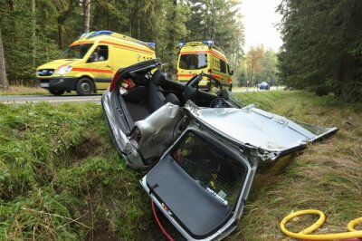 Zwei Verletzte nach schwerem Unfall in Naundorf - 