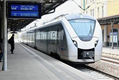 Zwei Verletzte nach Streit im Regionalzug zwischen Chemnitz und Dresden - Am Bahnhof Freiberg griff die Bundespolizei in den Streit ein. 