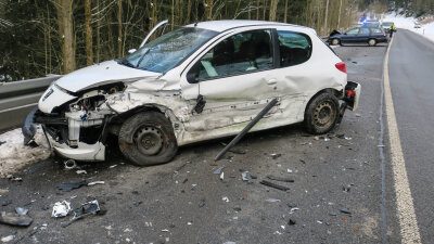 Zwei Verletzte nach Unfall auf B 283 - Gegen 15 Uhr waren offenbar ein Volvo und ein Peugeot kollidiert.