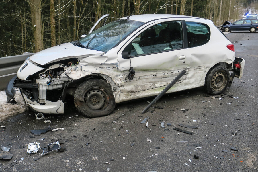 Zwei Verletzte nach Unfall auf B 283 - Gegen 15 Uhr waren offenbar ein Volvo und ein Peugeot kollidiert.