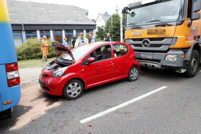 Zwei Verletzte nach Unfall zwischen Lkw, Pkw und Linienbus - An der Leipziger Straße kam es am Freitagnachmittag zu einem Verkehrsunfall.