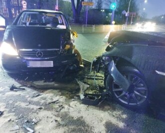 Zwei Verletzte nach Zusammenstoß - Ein BMW und ein Mercedes sind am Mittwochfrüh in Freiberg an der Kreuzung B 173/Karl-Kegel-Straße zusammengestoßen. 
