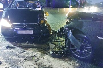 Ein BMW und ein Mercedes sind am Mittwochfrüh in Freiberg an der Kreuzung B 173/Karl-Kegel-Straße zusammengestoßen. 
