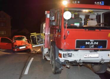 Zwei Verletzte - Renault prallt mit Feuerwehrfahrzeug zusammen - 