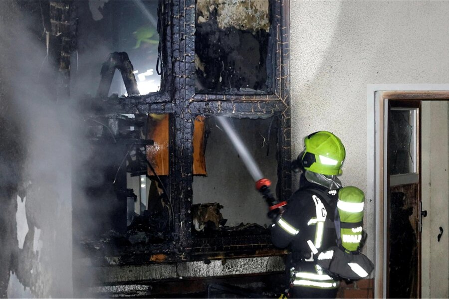 Zwei Verletzte und 39 evakuierte Mieter nach Brand in Mehrfamilienhaus auf dem Chemnitzer Sonnenberg - Im Hinterhof eines Mehrfamilienhauses war am Donnerstag ein Brand ausgebrochen.