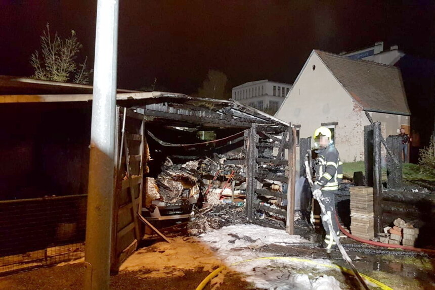 In der Nacht zu Freitag brannte ein Schuppen an der Chemnitzer Straße komplett aus.