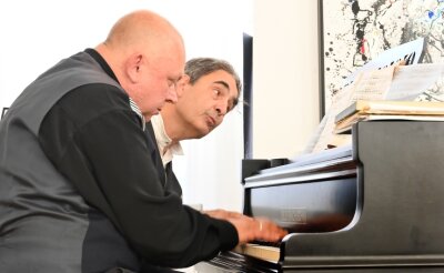 Zwei Virtuosen, vier Hände und ein Flügel - Klavier zu vier Händen - ein Konzert mit Thomas Benke (vorn) und Paul Gulda war am Sonntag im Neuberin-Museum zu erleben. 