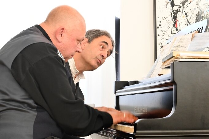Zwei Virtuosen, vier Hände und ein Flügel - Klavier zu vier Händen - ein Konzert mit Thomas Benke (vorn) und Paul Gulda war am Sonntag im Neuberin-Museum zu erleben. 