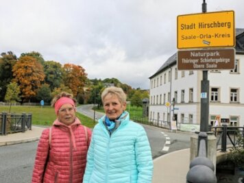 Zwei Vogtländer erkunden ihre Familiengeschichte - Die ehemaligen Hirschbergerinnen Petra Hösel (rechts) und Christine Wagner, die heute in Ruppertsgrün leben, auf der Brücke, die Thüringen und Oberfranken verbindet. 