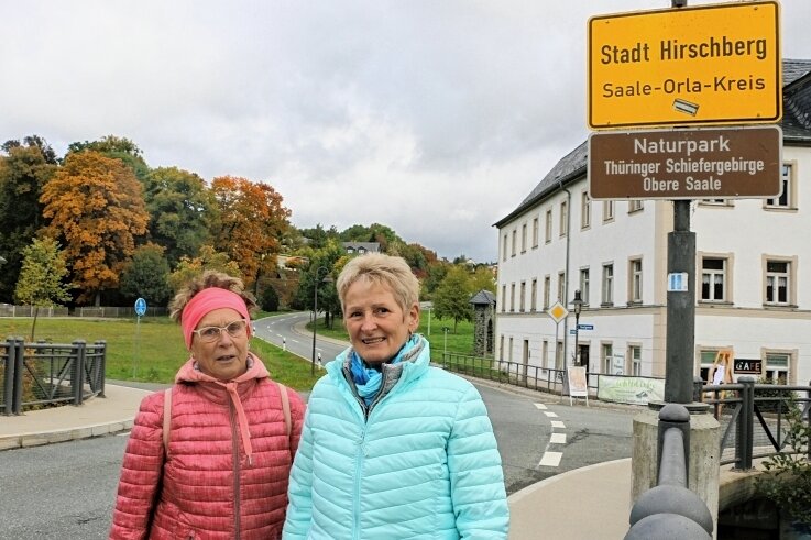 Zwei Vogtländer erkunden ihre Familiengeschichte - Die ehemaligen Hirschbergerinnen Petra Hösel (rechts) und Christine Wagner, die heute in Ruppertsgrün leben, auf der Brücke, die Thüringen und Oberfranken verbindet. 