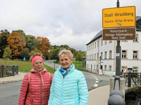 Zwei Vogtländerinnen erkunden Familiengeschichte - Die ehemaligen Hirschbergerinnen Petra Hösel (rechts) und Christine Wagner, die heute in Ruppertsgrün leben, auf der Brücke, die Thüringen und Oberfranken verbindet. 