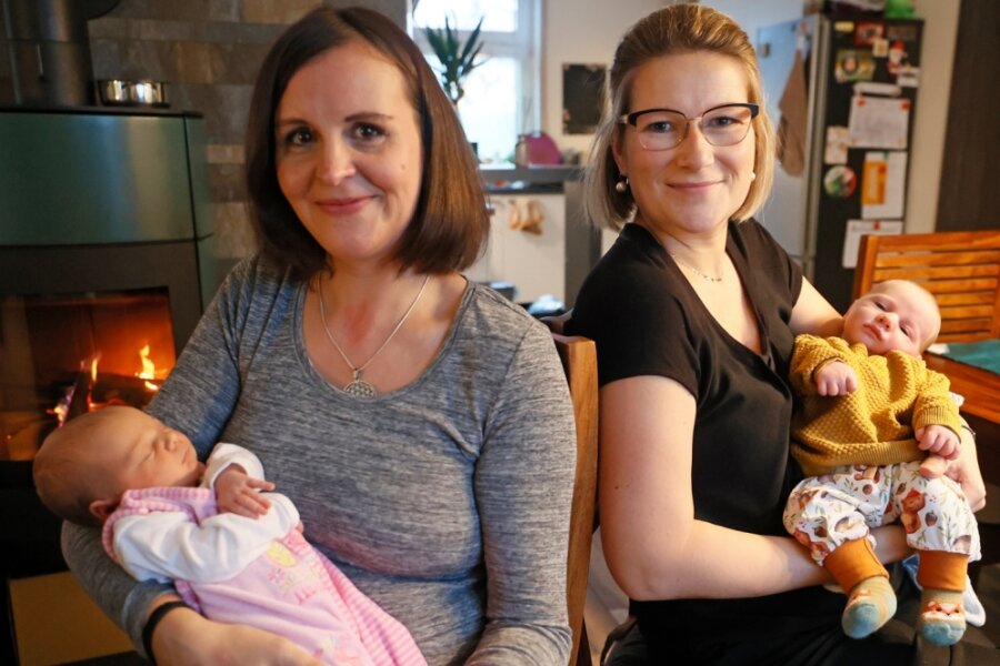 Zwei Vogtländerinnen nach Hausgeburt glücklich - So sehen glückliche Mütter aus: Saskia Seidenglanz (links) und Franziska Mädler brachten ihre Babys Luna und Raphael (rechts) zuhause auf die Welt. Die Frauen wohnen in Ellefeld. 