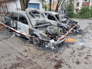 Zwei Volkswagen in Flammen: Chemnitzer Polizei ermittelt wegen Brandstiftung - 
