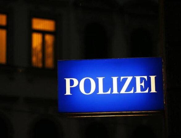Zwei weitere Pkw in Zwickau aufgebrochen: Polizei nimmt 40-Jährigen fest - Die Polizei am Sonntagmorgen einen 40-Jährigen in Zwickau festgenommen, der verdächtigt wird, zwei Pkw aufgebrochen zu haben.