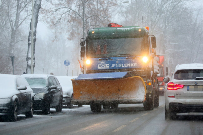 Auf Zwickaus Straßen waren nicht nur Fahrzeuge des Bauhofs, sondern auch private Winterdienste im Einsatz. 