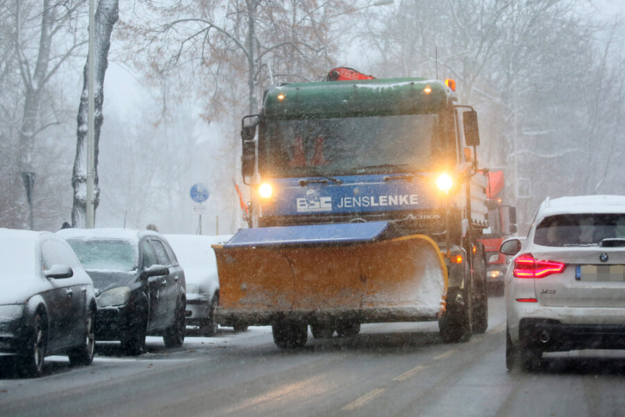 Zwei Winterdienst-Fahrzeuge kapitulieren vor dem Schneefall - Auf Zwickaus Straßen waren nicht nur Fahrzeuge des Bauhofs, sondern auch private Winterdienste im Einsatz. 
