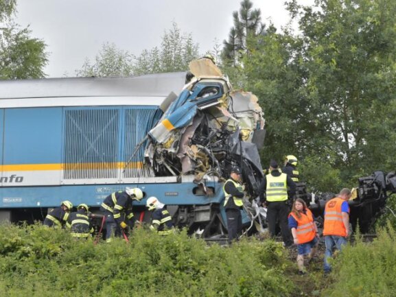            Einsatzkräfte stehen an einem zerstörten Waggon in Tschechien.