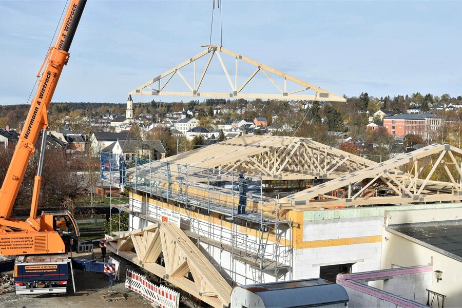 Zweieinhalb Jahre nach Brand: Ringerhalle in Markneukirchen wird eingeweiht - Ein Bild vom Bau im Herbst 2022, als Dachbinder montiert wurden. Am Dienstag wird die Ringerhalle eingeweiht.