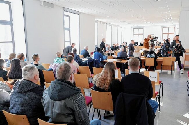 Zweifacher Totschlag in Chemnitzer Hinterhof: Das brachte der erste Prozesstag - Der Prozess gegen einen 20-Jährigen vor dem Landgericht stößt auf reges Interesse. Der Vorwurf: Totschlag in zwei Fällen. Weil der Angeklagte zur Tatzeit 20 Jahre alt war, wird vor der Jugendstrafkammer verhandelt.