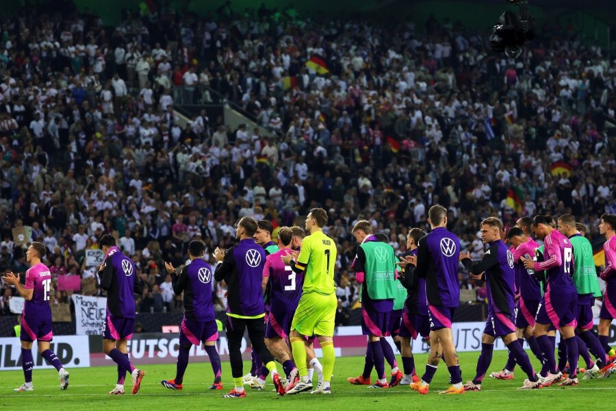 Zweifel statt EM-Träume: Groß rettet Nationalteam - Deutschlands Spieler bedanken sich nach dem Spiel bei ihren Fans und lassen sich feiern.
