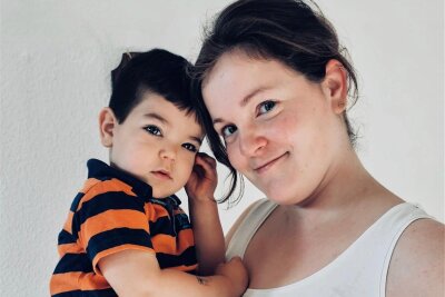 Zweijähriger Thaddäus an Leukämie erkrankt: Eismann aus Flöha startet Hilfsaktion - Ein Foto aus glücklichen Tagen: Thaddäus und seine Mama.