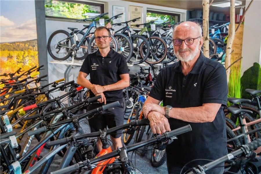 Zweirad König in Schönheide: Erzgebirger fahren auf E-Bikes ab - Philipp und Wilfried König im Ladengeschäft. Bei Zweirad König in Schönheide werden heute nur noch Fahrräder verkauft, zu 80 Prozent E-Bikes.