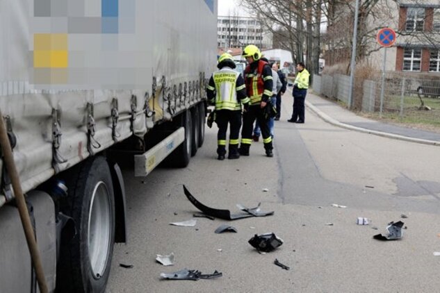 Zweiradfahrer nach Zusammenstoß mit Lastwagen schwer verletzt - 